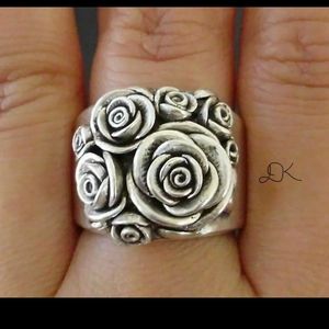 ROSE RING with sparkling cubic zirconias. Stamped 925. Size 6.